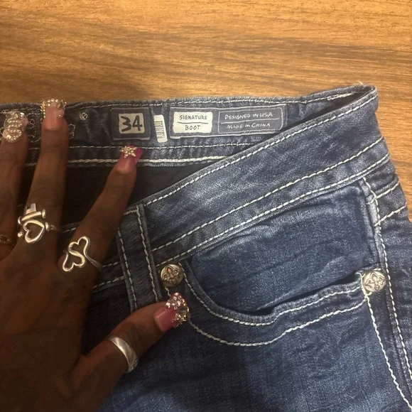 SOLD‼️‼️‼️‼️‼️ MISS ME Embellished Blue Jeans with Fleur-de-Lis Pockets - Picture 6 of 6